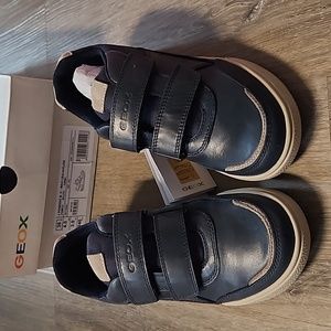 Navy leather velcro sneakers